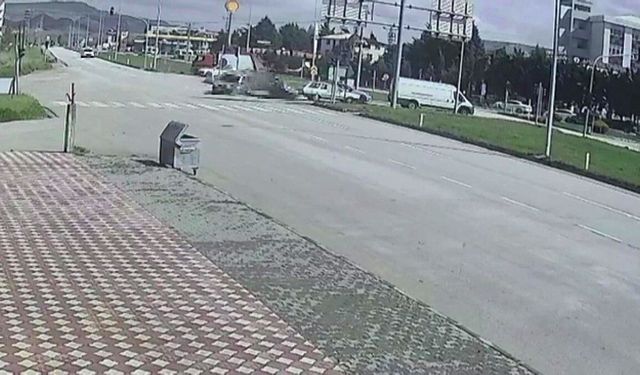 Amasya'da kavşakta araçların çarpıştığı kaza kamerada
