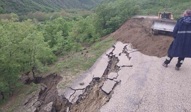 Köy yolunda heyelan