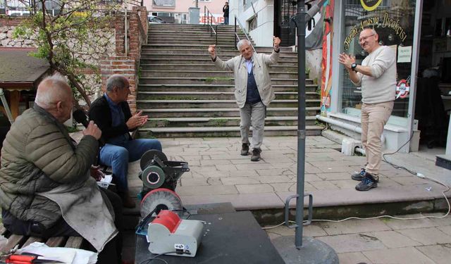 Bıçakları keskinleştiriyor, kulakların pasını siliyor