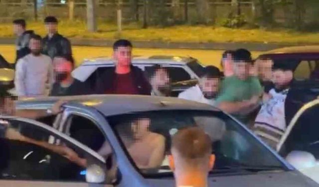 Araçtaki 2 kişiyi böyle darbettiler