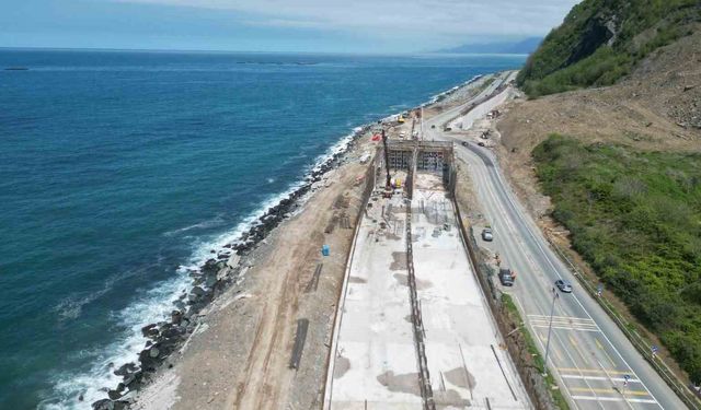Artvin'de 4 kişinin hayatını kaybettiği Karadeniz Sahil Yolu üzerindeki heyelan bölgesinde tünel çalışması sürüyor