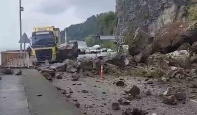 Sarp Sınır Kapısı yolunda heyelan