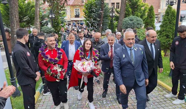 Avrupa şampiyonu milli güreşçi, memleketinde davul zurnayla karşılandı