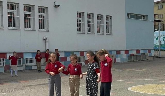 Aydıntepe'de öğrenciler yardımlaşmayı oyunla öğrendi