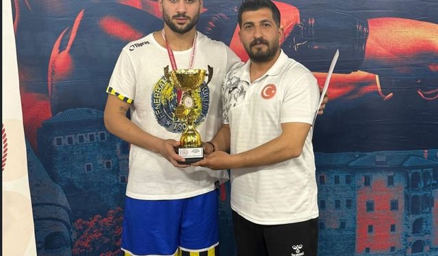 Bayburtlu boksör Toprak Salman Türkiye şampiyonu oldu