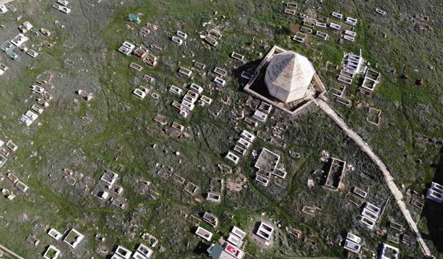 Bayburt'ta Hacı Kutlu Bey'in türbesinin bulunduğu mezarlık tarihe ışık tutuyor
