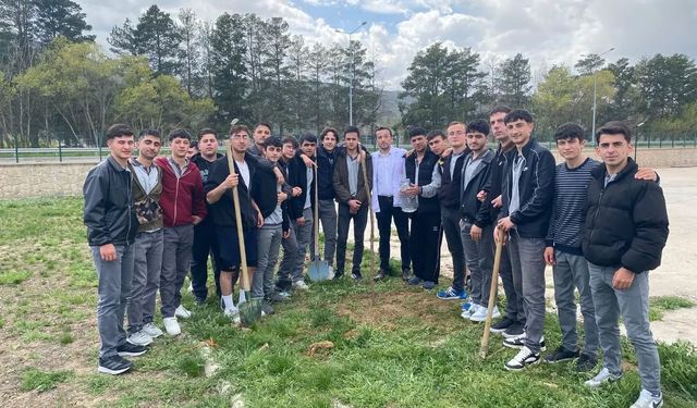 Bayburt'ta öğrenciler okul bahçelerini fidanlarla yeşillendirdi