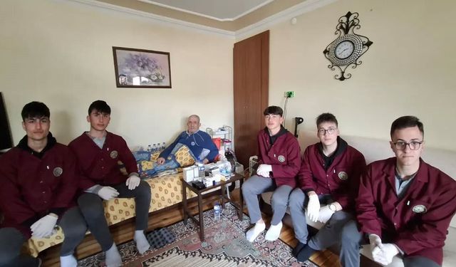 Öğrenciler yaşlı vatandaşın ev işlerine destek oldu