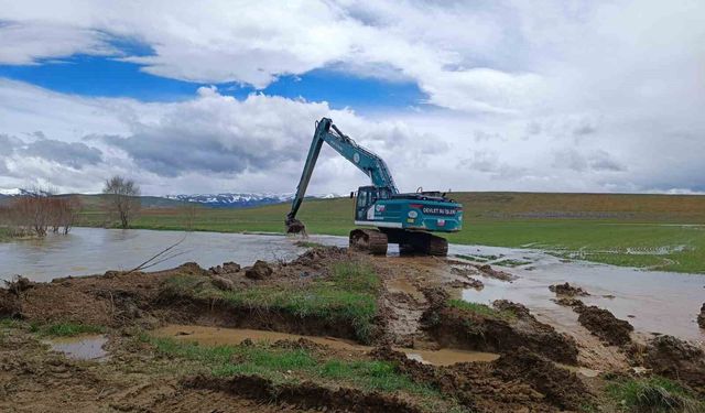 Bayburt'ta taşkın riskine karşı dere yatakları düzenleniyor