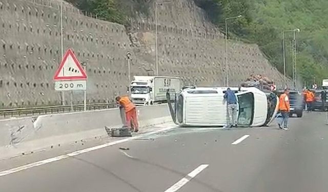 Bolu Dağı'nda otomobil ile çarpışan araç devrildi: Kilometrelerce araç kuyruğu oluştu