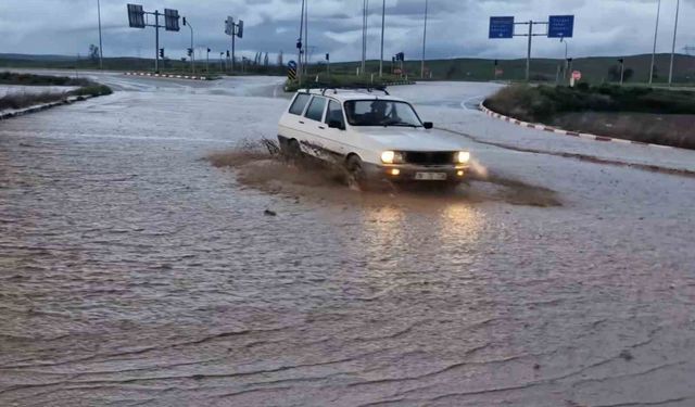 Çorum'da kuvvetli sağanak su baskınlarına sebep oldu
