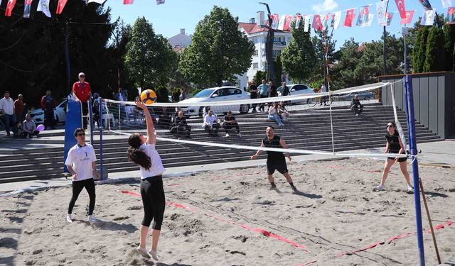 Denizi olmayan Bolu'da plaj voleybolu oynadılar