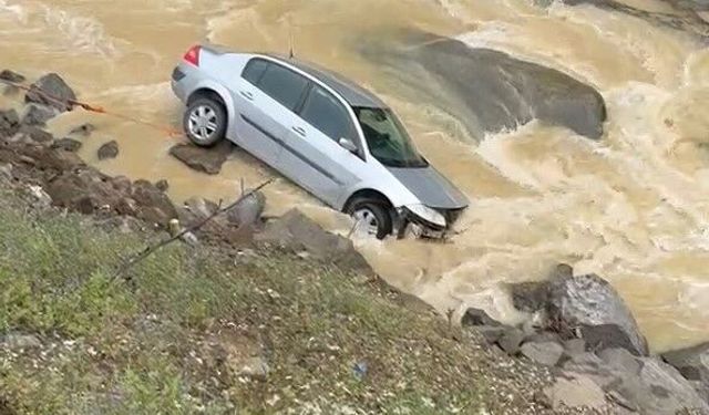 Dereye uçan otomobilin sürücüsü kazayı ucuz atlattı