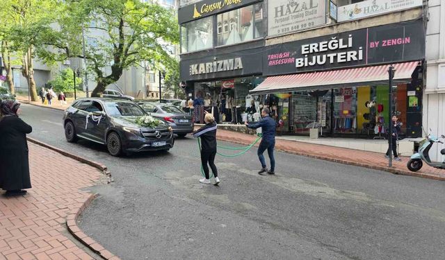 Düğün konvoyunu zincirli sürpriz durdurdu