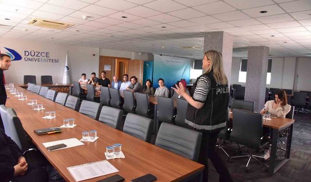 Düzce Üniversitesi'nde en iyi narkotik polisi anne konferansı