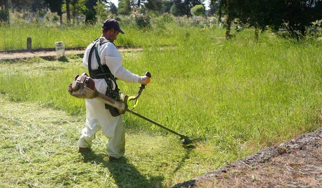 Düzce'de bayram öncesi mezarlıklar temizleniyor
