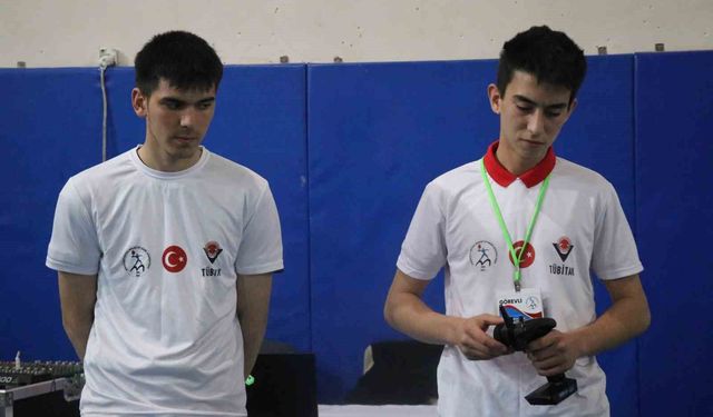 Geleceğin bilim insanları projelerini kendi okulunda sergiledi