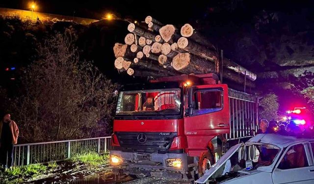 Köprü girişinde iki araç kafa kafaya çarpıştı: