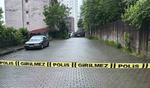 Dev kayalar yolu kapattı