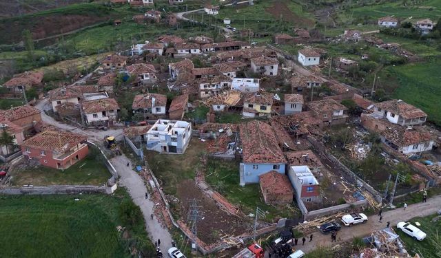 Hortumun savaş alanına çevirdiği köy havadan görüntülendi