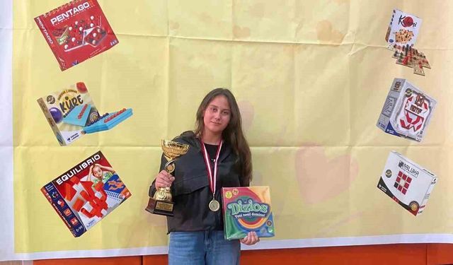 İmam Hatipli kız öğrenci ilçeye birincilik ile döndü