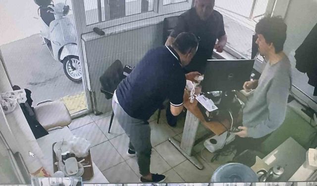 İnternetten öğrendiği Heimlich manevrasıyla arkadaşını hayata tutundurdu