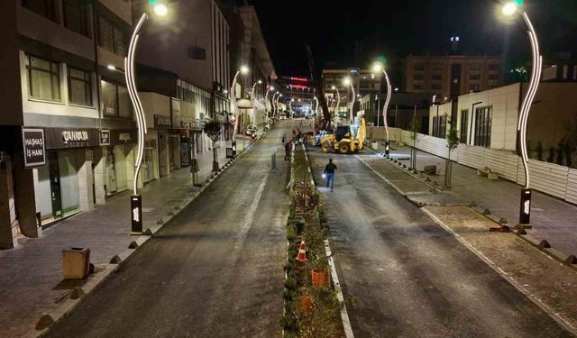 Karabük'te caddeler gece mesaisiyle yenileniyor