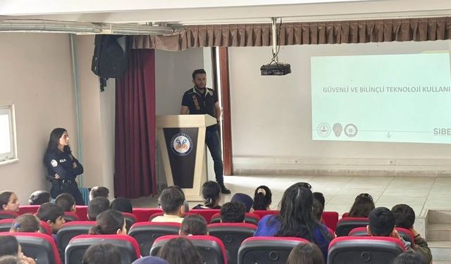 Öğrenciler güvenli internet kullanımı hakkında bilgilendirildi