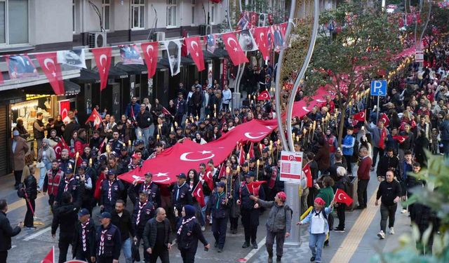 Samsun'da 1919 metrelik dev bayrakla coşkulu 'Fener Alayı ve Gençlik Haftası' yürüyüşü