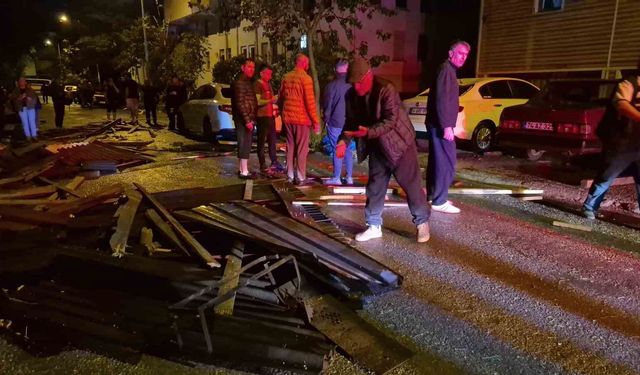 Şiddetli fırtına evin çatısını uçurdu, 6 araç hasar gördü... O anlar kamerada