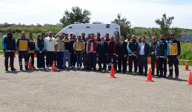 Sinop'ta ambulans sürücüleri zorlu parkurlarda yeteneklerini sergiledi