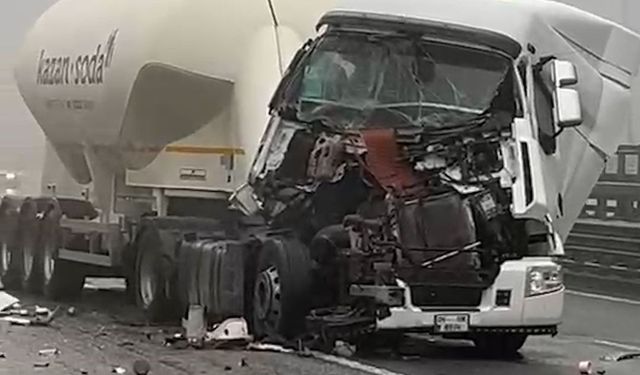 Hurdaya dönen tırdan burnu bile kanamadan çıktı