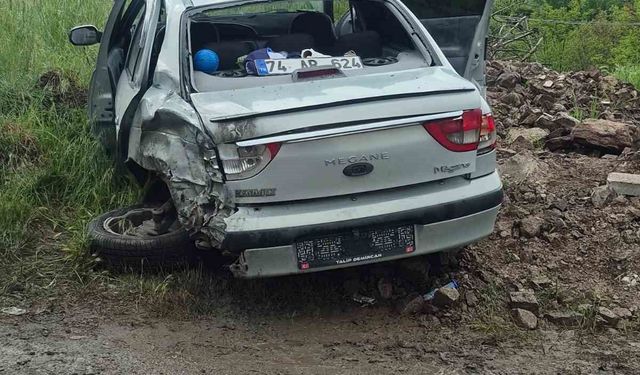 Tır virajı alamadı: Aynı aileden 5 kişi yaralandı