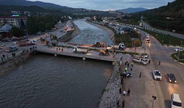 Tokat'ta sel riski nedeniyle Çedaş Köprüsü'nün yıkımına başlandı