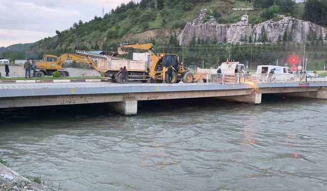 Tokat'ta Yeşilırmak'ın taşması sonucu şehir için taşkın riski oluşturan Çedaş Köprüsü'nün yıkımı için Tokat Belediyesi ekipleri tarafından çalışma başlatıldı.