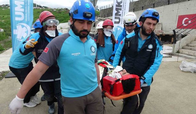 Trabzon'da gerçeği aratmayan deprem tatbikatı