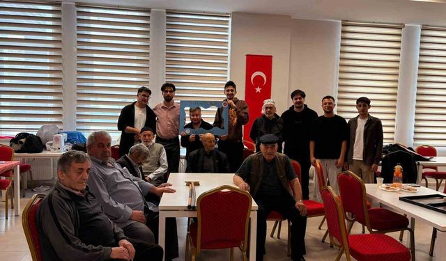 Üniversite öğrencilerinden huzurevinde gönüllere dokunan proje
