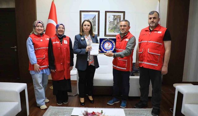 Vali Arslan, kurban bağışını Kızılay'a yaptı
