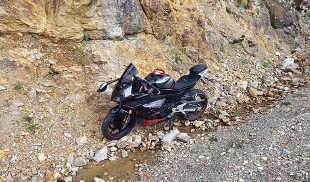 Zigana'da feci kaza: Bariyerlere çarpan motosikletten savrulan 2 genç uçuruma düştü