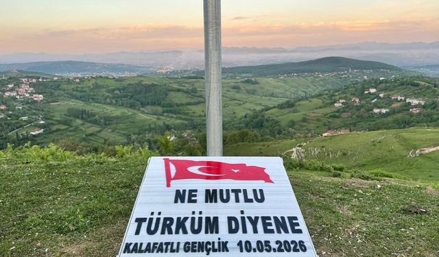 Zonguldak'ta gençler köylerinin zirvesine Türk bayrağı dikti