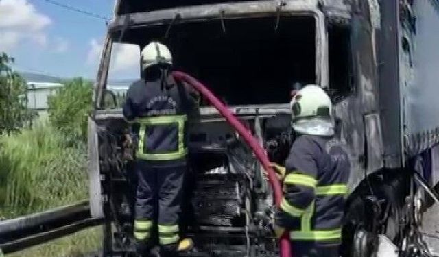 Amasya'da seyir halindeki tır yandı