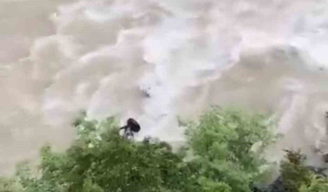 ARTVİN’DE KORKUNÇ KAZA: BABA VE OĞLU ÇORUH NEHRİ’NDE ARANIYOR!