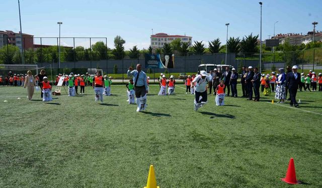 Çocuklar, öğretmenler ve veliler birlikte geleneksel oyunlar oynadı, ortaya renkli görüntüler çıktı