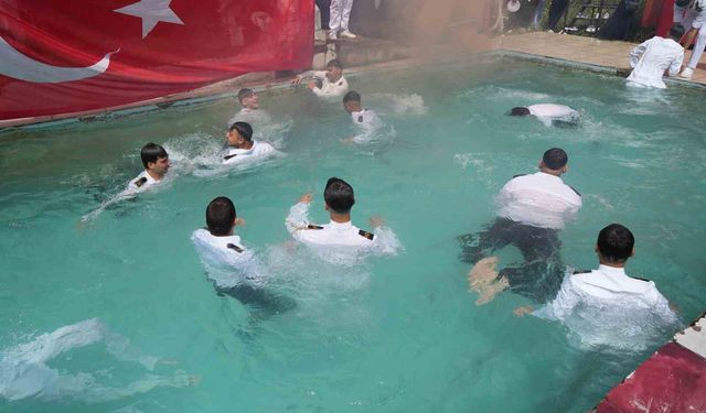 Denizci öğrenciler mezuniyeti havuza atlayarak kutladı