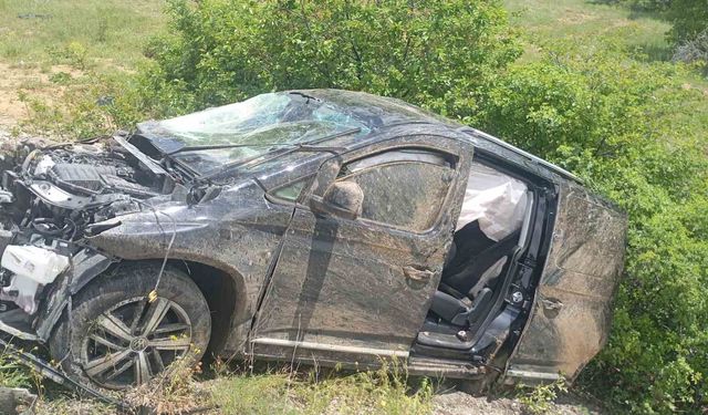 Ticari araç şarampole devrildi: 1 ölü, 2 yaralı