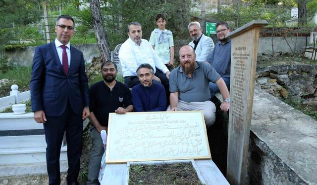 Hattat Muhittin Tanır'a vefa: 70 yıl sonra ta'lik hatla yazılan mezar taşı dualarla kabrine konuldu