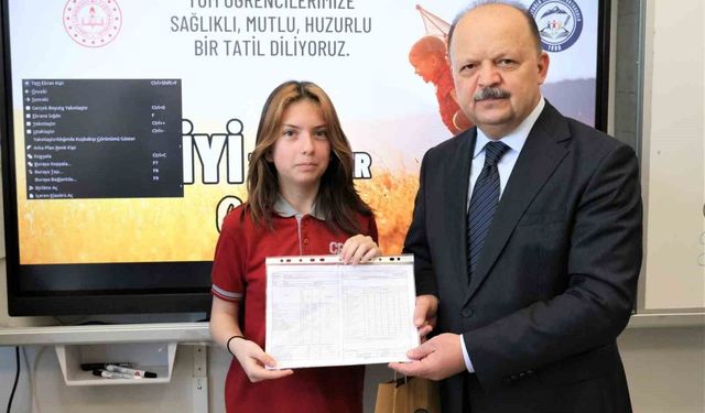 Kastamonu'da 52 binden fazla öğrenci karne heyecanı yaşadı