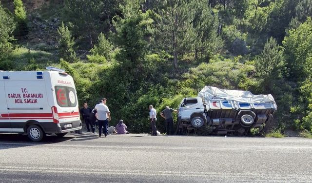 Kastamonu'da kamyon şarampole devrildi: 2 yaralı