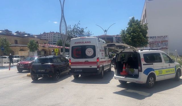 Motosikletin çarptığı yaya yaralandı