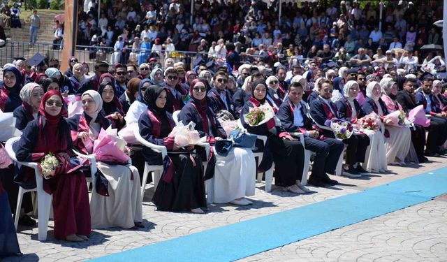 OMÜ İlahiyat Fakültesi'nde mezuniyet heyecanı